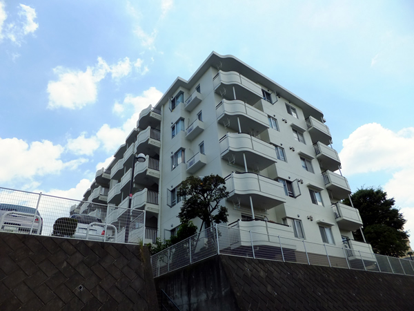 ガーデンハイツあざみ野2号棟の外観