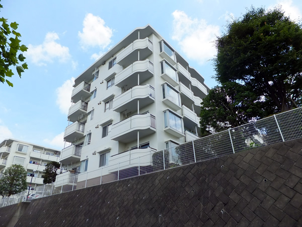 ガーデンハイツあざみ野2号棟の外観