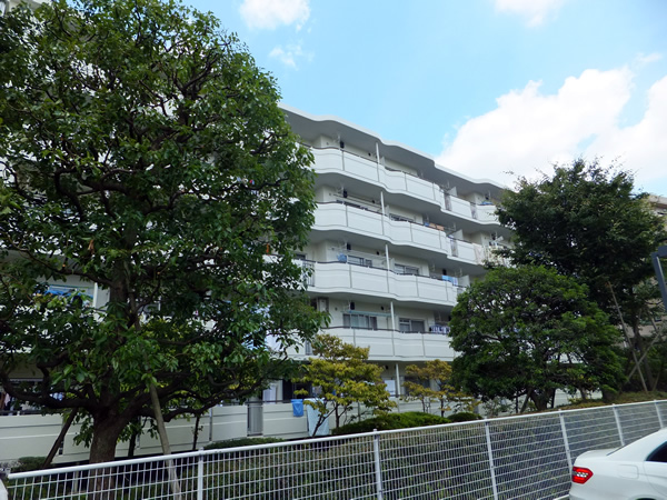 ガーデンハイツあざみ野2号棟の外観