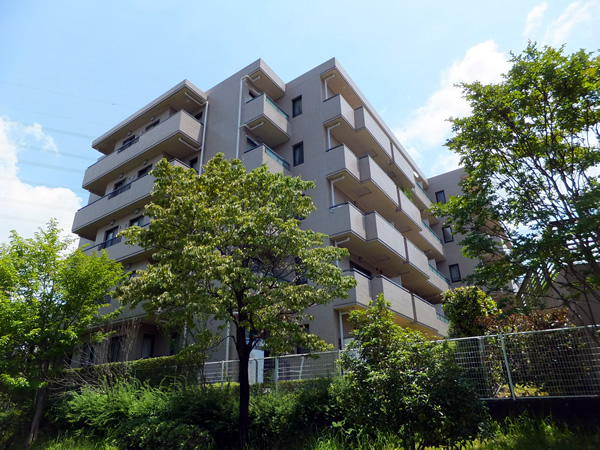 あざみ野リーベルＣ棟の外観