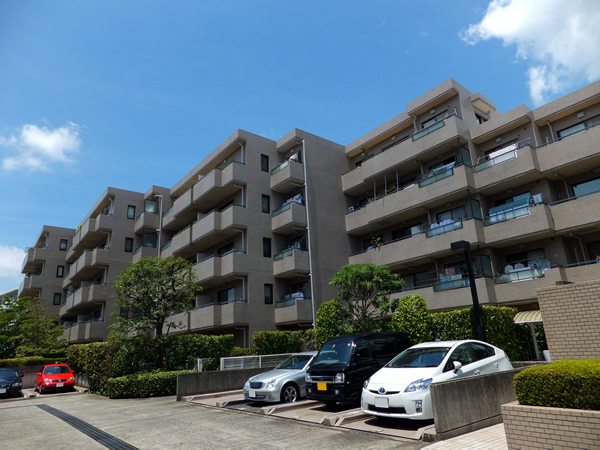 あざみ野リーベルＢ棟の外観