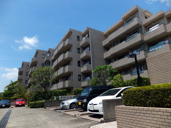 あざみ野リーベルＢ棟の外観