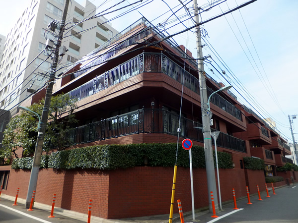 ドムス青山の外観