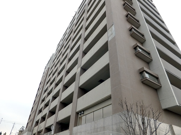 コスモフォーラムすずかけ台駅前の外観