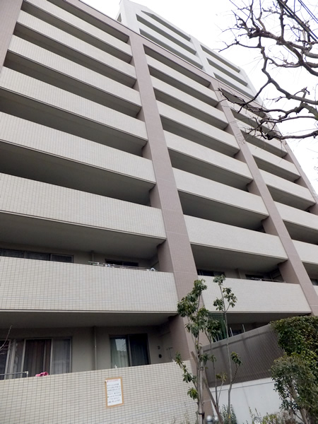 コスモフォーラムすずかけ台駅前の外観