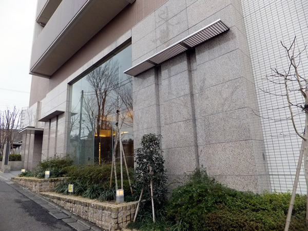 コスモフォーラムすずかけ台駅前の外観