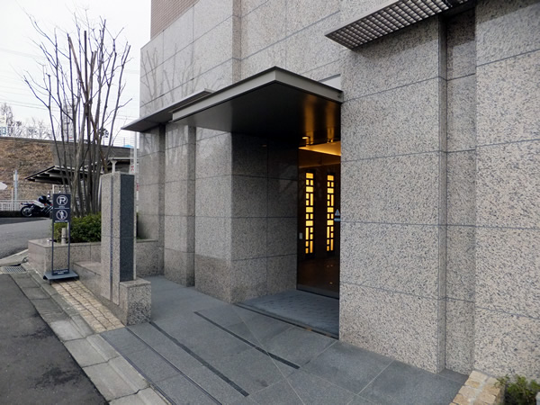 コスモフォーラムすずかけ台駅前の外観