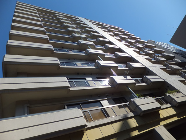 元赤坂タワーズの外観