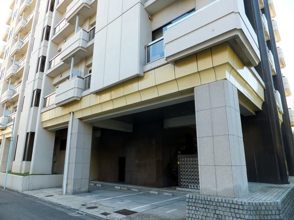 元赤坂タワーズの外観