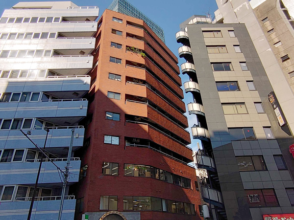 新宿コムロビルの外観