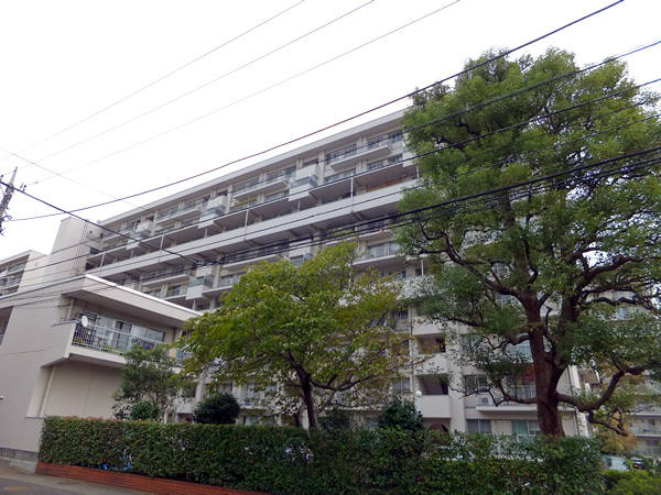 大倉山ハイム8号棟の外観