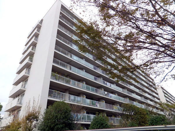 大倉山ハイム8号棟の外観