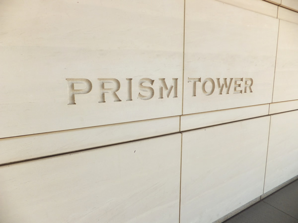 プリズムタワーの外観