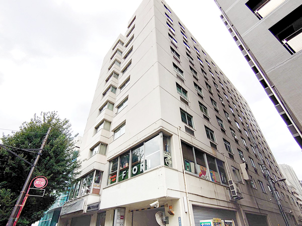 新宿Qフラットビルの外観