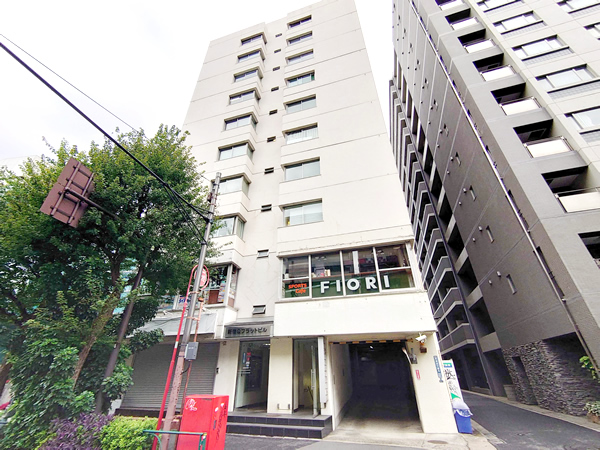 新宿Qフラットビルの外観