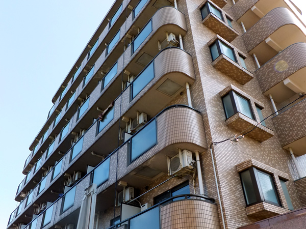 サンプラザ南林間の外観