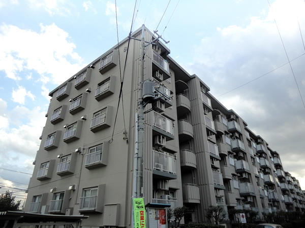 コーポ下鶴間8号棟の外観