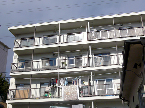 榎が丘住宅B棟の外観