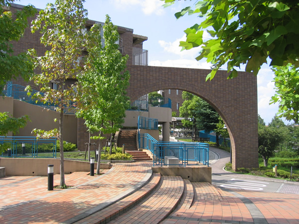 イディオスあざみ野Ｊ棟の外観