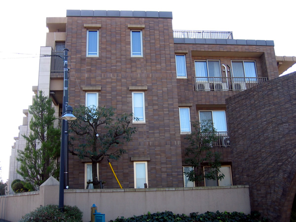 イディオスあざみ野Ａ棟の外観