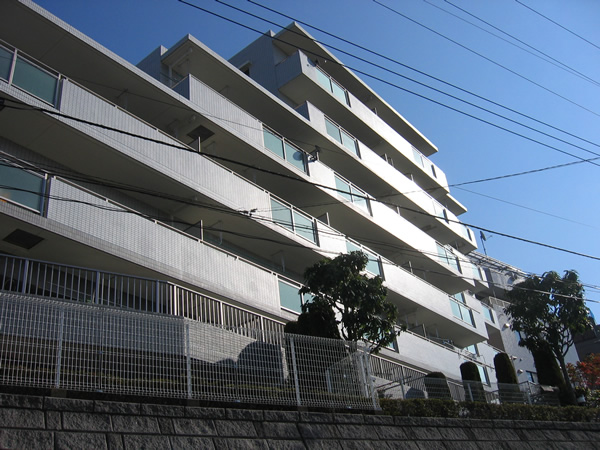 グレーシア鶴間エストヴィアーレの外観