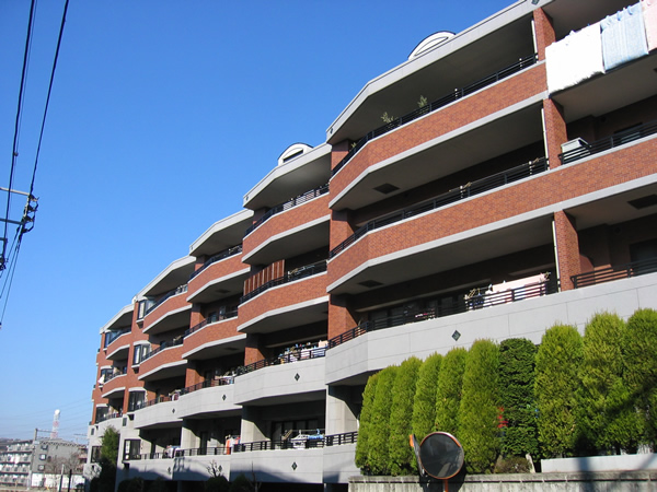 サンクタス栗平駅前ブリティッシュスクエアティアラコートの外観