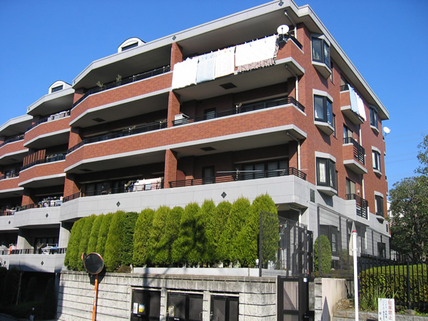 サンクタス栗平駅前ブリティッシュスクエアティアラコートの外観