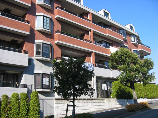 サンクタス栗平駅前ブリティッシュスクエアクラウンコートの外観