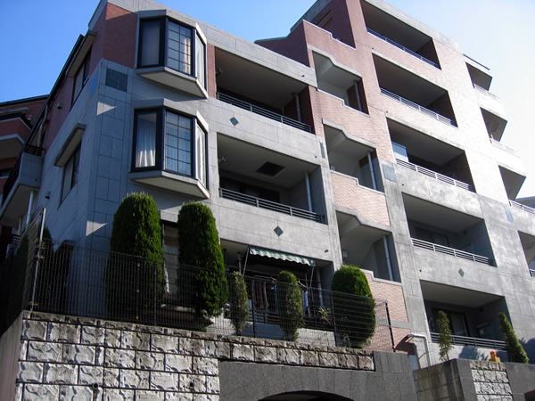 サンクタス栗平駅前ブリティッシュスクエアクラウンコートの外観