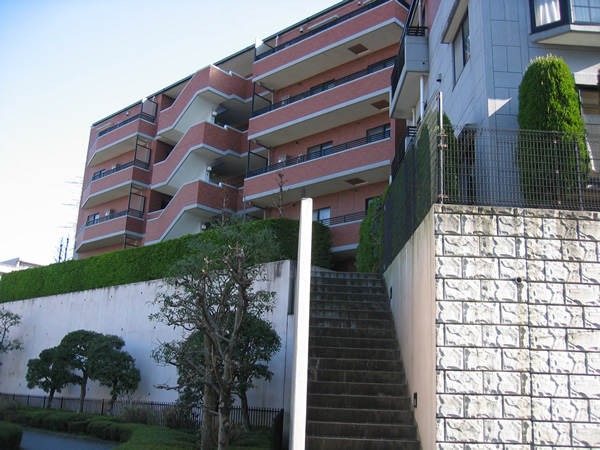 サンクタス栗平駅前ブリティッシュスクエアクラウンコートの外観