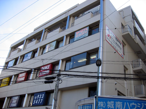 プラザ向ヶ丘遊園の外観