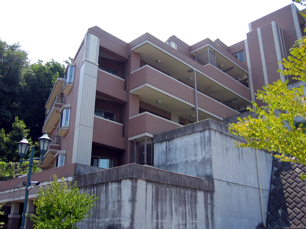 ヴェルビュあざみ野ヒルズスクエアの外観