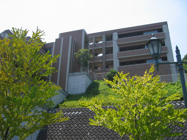 ヴェルビュあざみ野ヒルズスクエアの外観