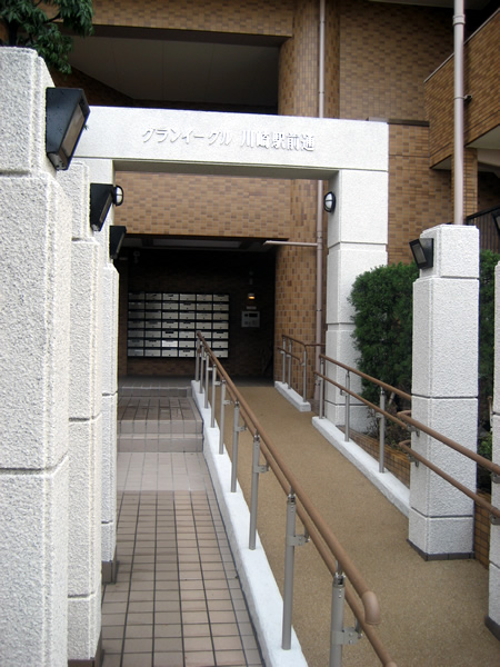 グランイーグル川崎駅前通の外観