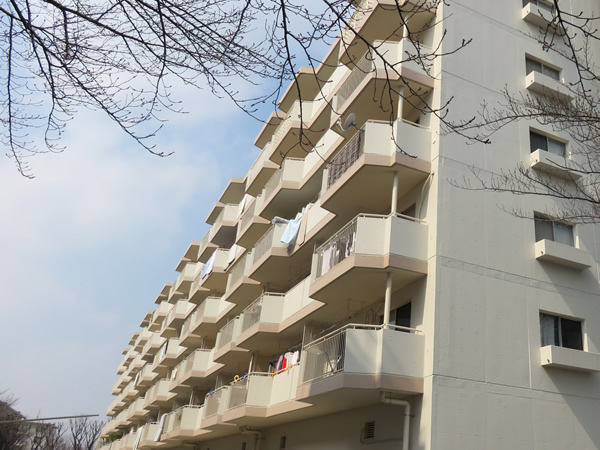 ドルフ青葉台３号棟の外観