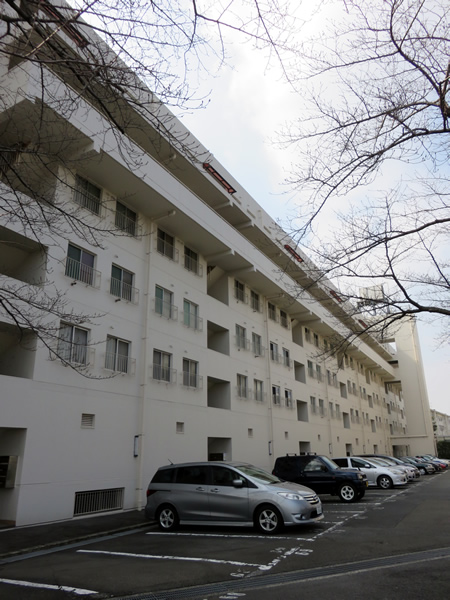 ドルフ青葉台３号棟の外観