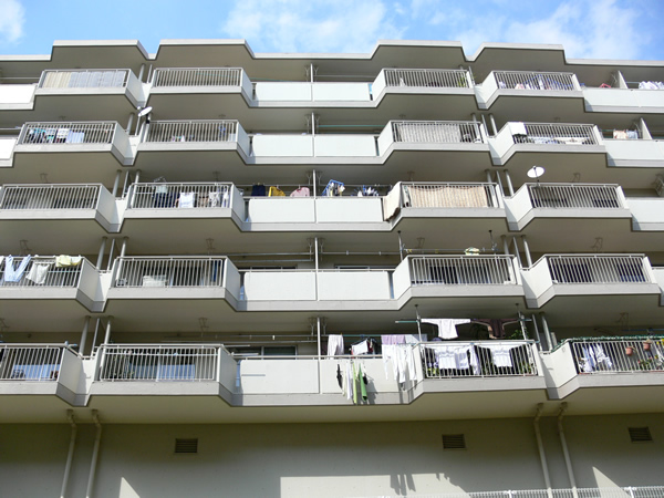 ドルフ青葉台３号棟の外観