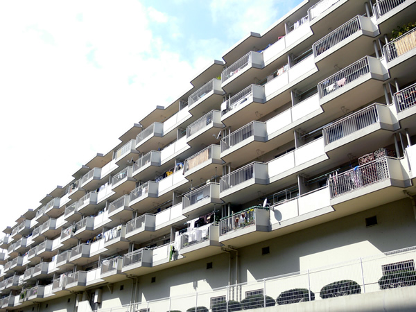 ドルフ青葉台３号棟の外観