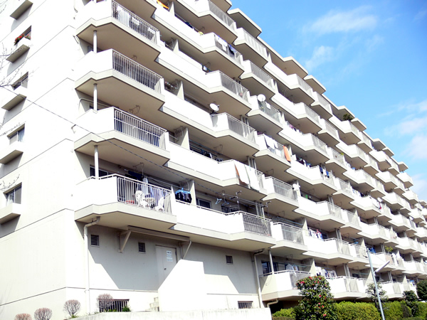 ドルフ青葉台1号棟の外観