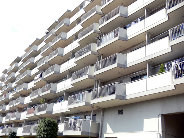 ドルフ青葉台1号棟の外観