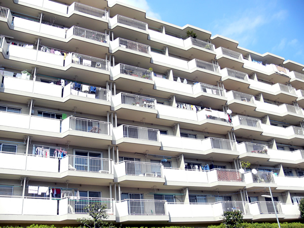 ドルフ青葉台1号棟の外観