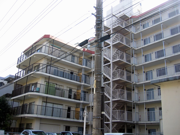 コープ野村府中是政の外観