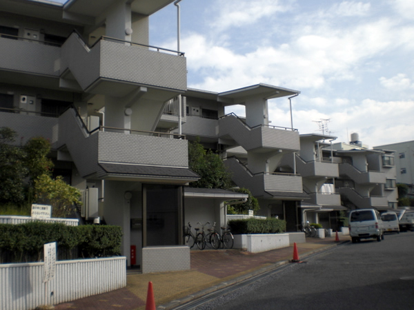 鴨居第1ハイツイーストヒルの外観