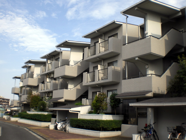 鴨居第1ハイツイーストヒルの外観