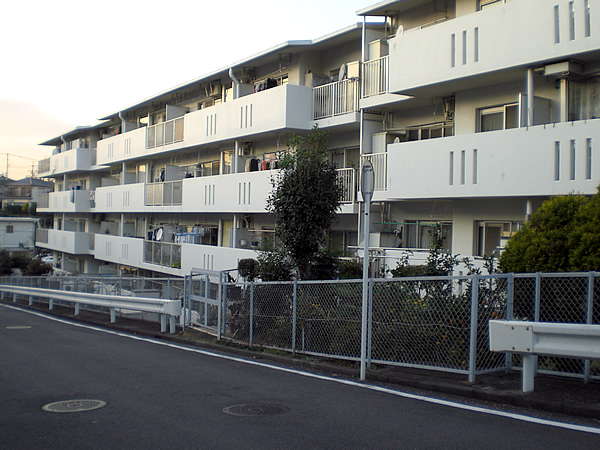 ライオンズマンション中山ガーデンA棟の外観