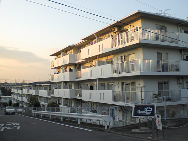 ライオンズマンション中山ガーデンA棟の外観