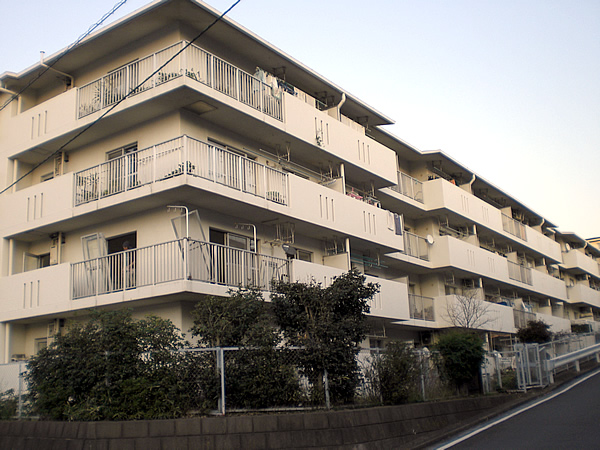 ライオンズマンション中山ガーデンA棟の外観