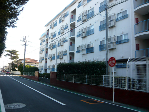 南林間セントラルマンション2号棟の外観