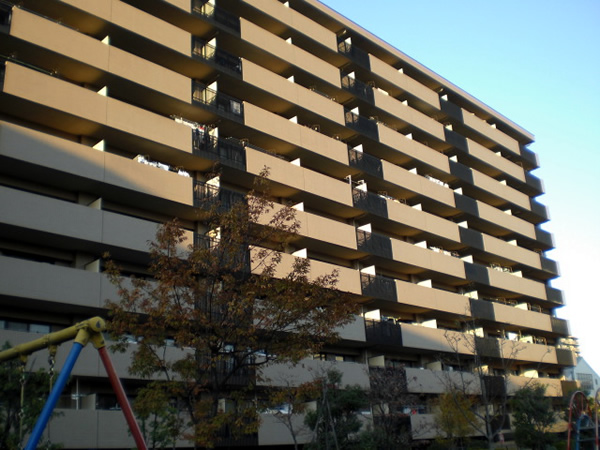 コスモ横浜鴨居ガーデンズ東棟の外観