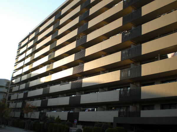 コスモ横浜鴨居ガーデンズ東棟の外観